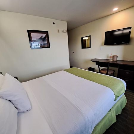 Microtel Inn And Suites By Wyndham Toluca Exterior foto