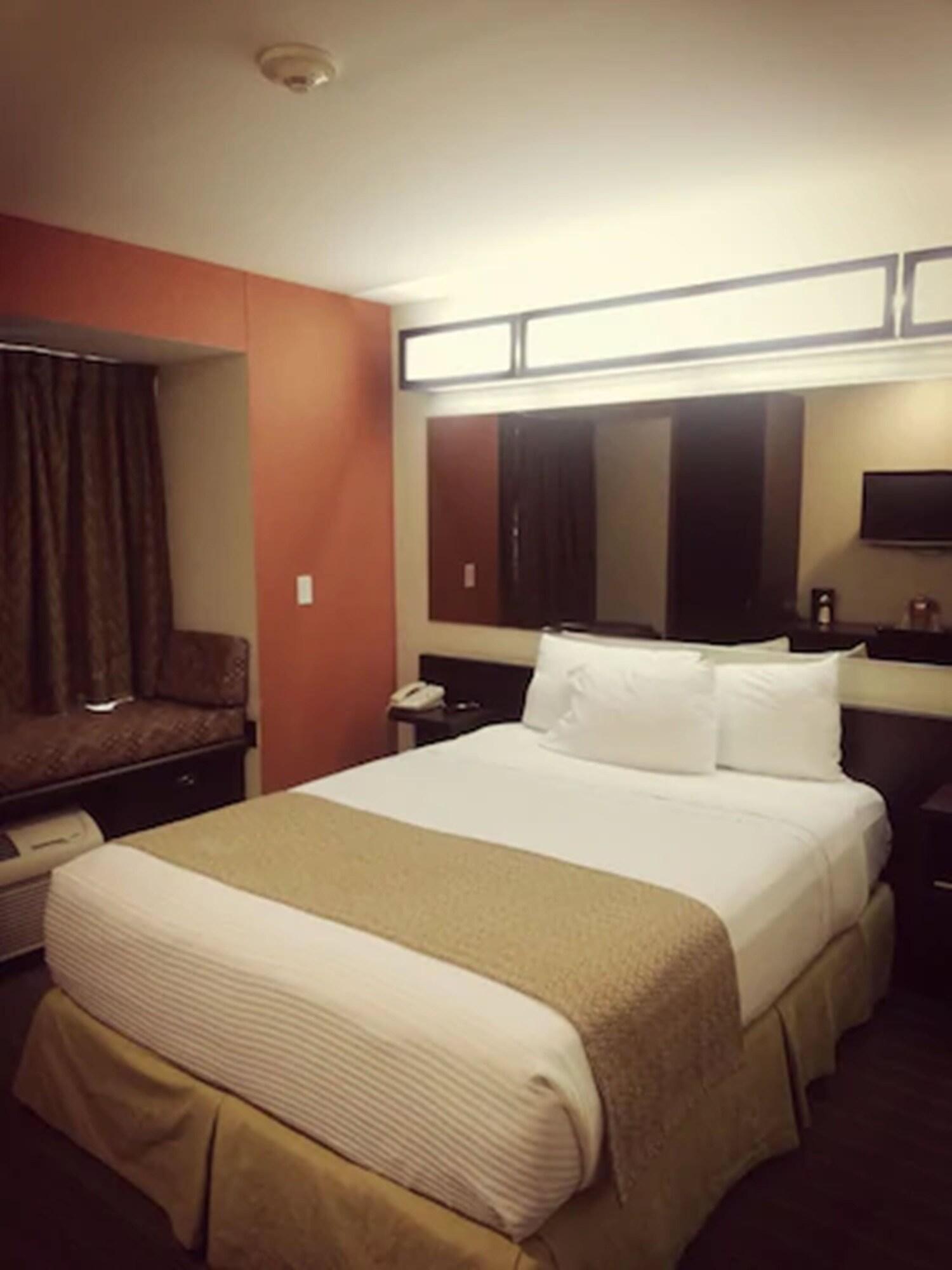 Microtel Inn And Suites By Wyndham Toluca Exterior foto