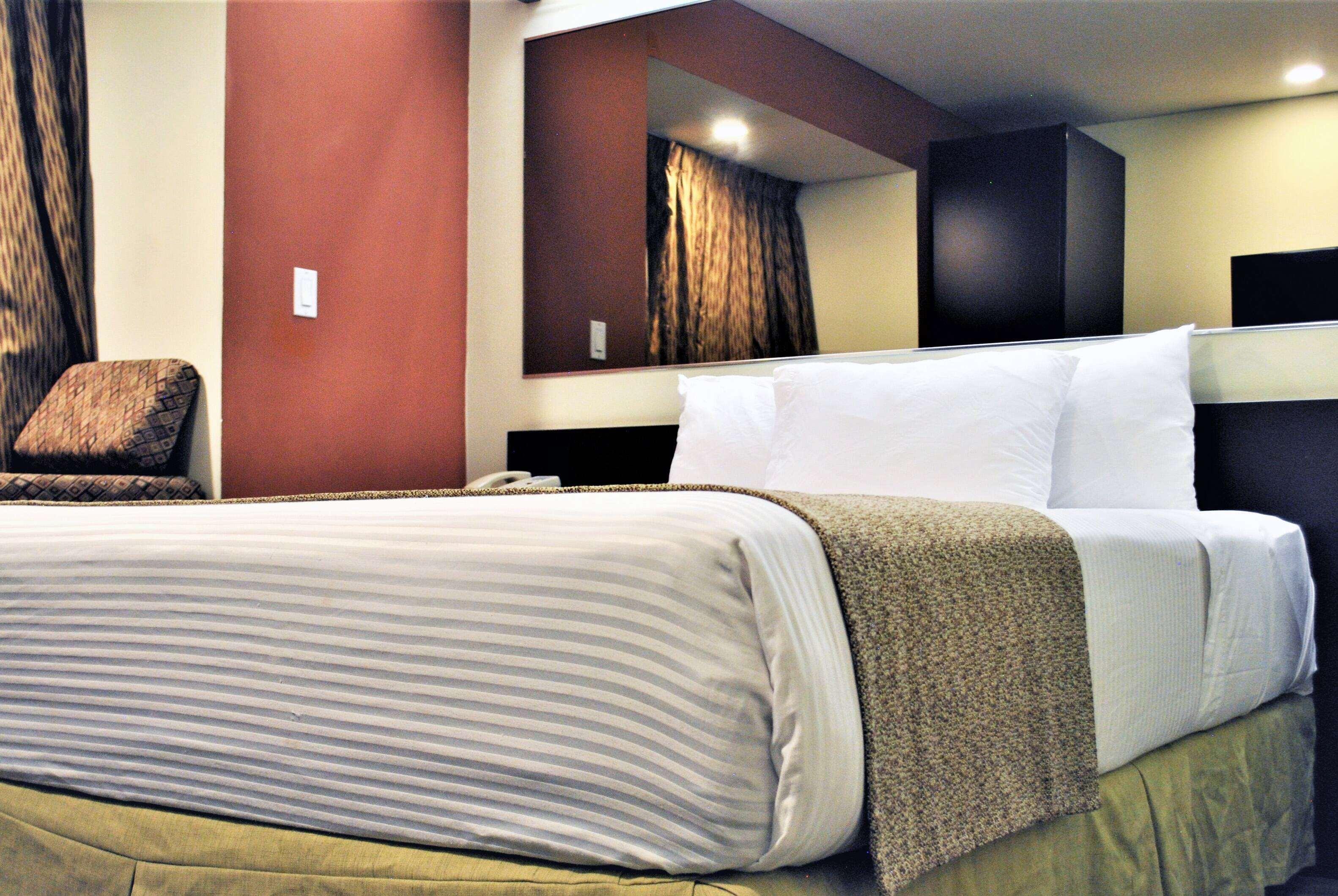 Microtel Inn And Suites By Wyndham Toluca Exterior foto