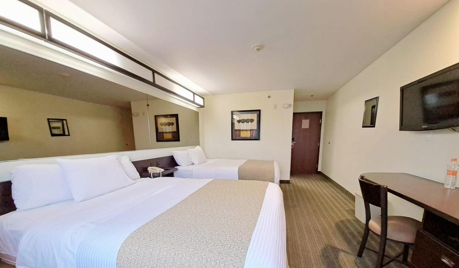Microtel Inn And Suites By Wyndham Toluca Exterior foto