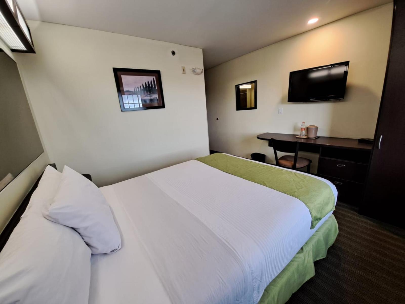 Microtel Inn And Suites By Wyndham Toluca Exterior foto